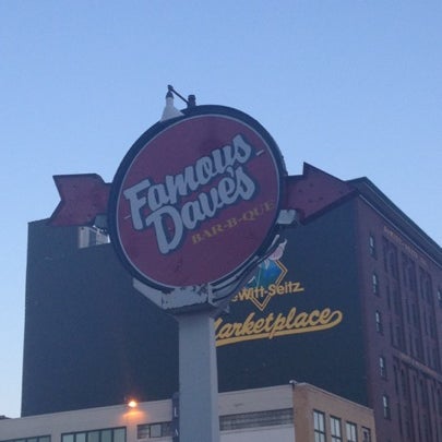 Photo prise au Famous Dave&#39;s par Teri B. le8/8/2012