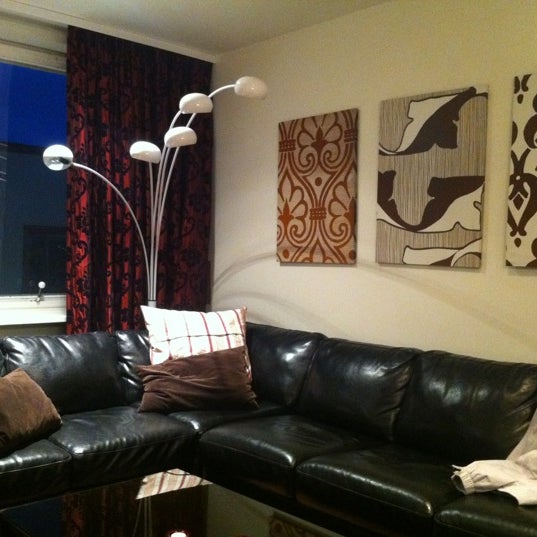 Снимок сделан в Room With A View Luxury Apartment Hotel пользователем 飛 劉. 2/9/2012
