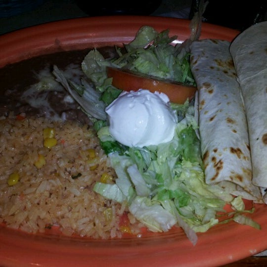 Foto tomada en La Parrilla Mexican Restaurant  por Sam G. el 8/24/2012