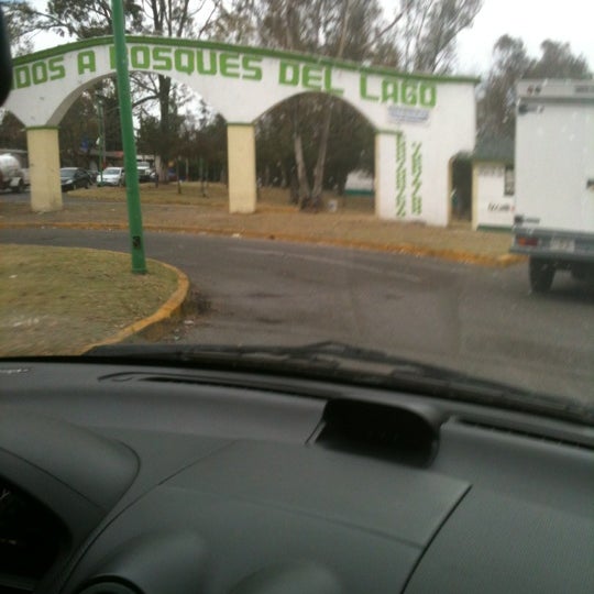 Glorieta De Bosques Del Lago Plaza