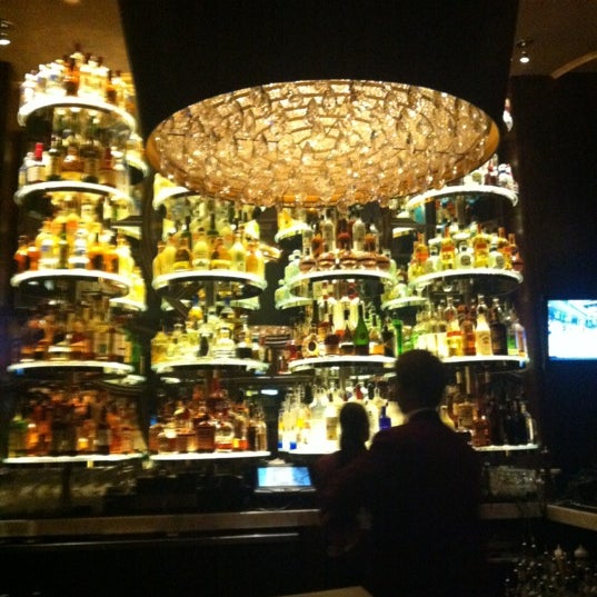 3/30/2012 tarihinde Kristen K.ziyaretçi tarafından Dominick&#39;s Steakhouse'de çekilen fotoğraf