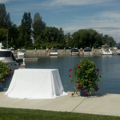 รูปภาพถ่ายที่ Sommerset Pointe Yacht Club โดย Elizabeth B. เมื่อ 8/19/2012