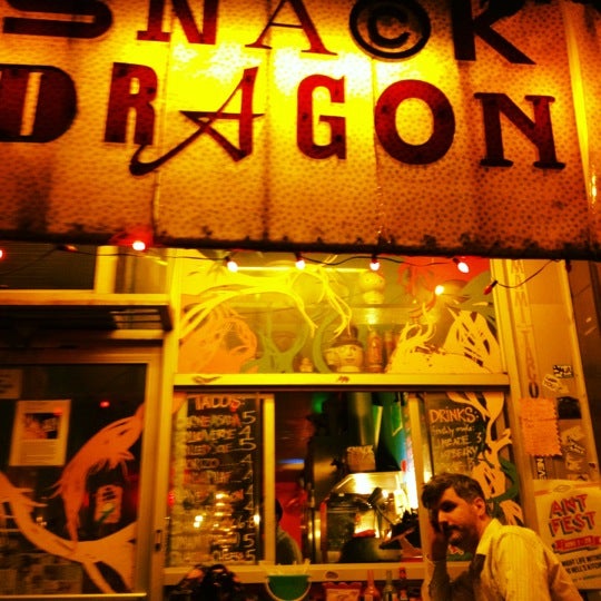 รูปภาพถ่ายที่ Snack Dragon โดย Kim L. เมื่อ 6/15/2012