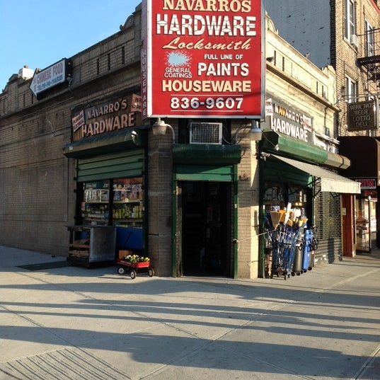 Foto tirada no(a) Navarro&#39;s Hardware Store por edward v. em 4/1/2012