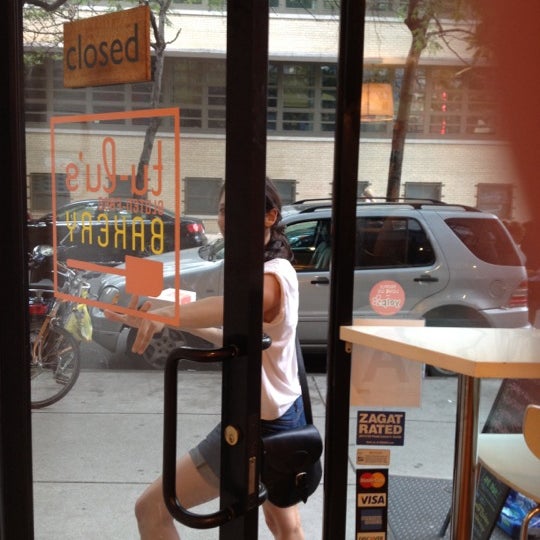 6/9/2012 tarihinde Jon S.ziyaretçi tarafından Tu-Lu&#39;s Gluten Free Bakery'de çekilen fotoğraf