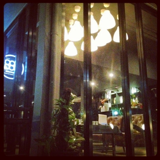 Foto tomada en Triple Ate (888) Bar &amp; Restaurant  por Ple J. el 4/1/2012