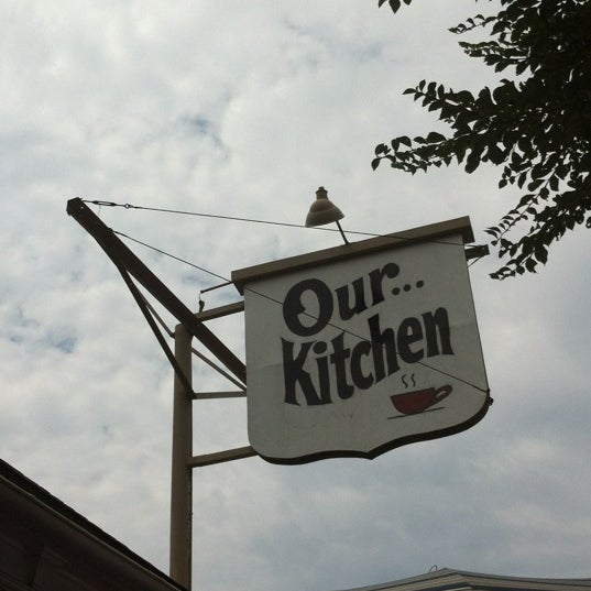 Foto tirada no(a) Our Kitchen por Mary W. em 7/22/2012