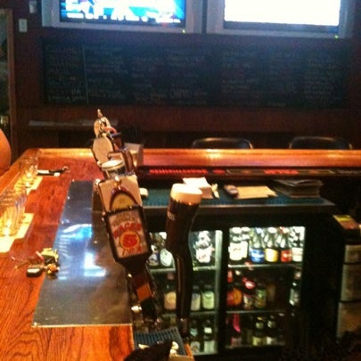 Foto diambil di Jon&#39;s Bar &amp; Grille oleh Gerard H. pada 8/15/2012