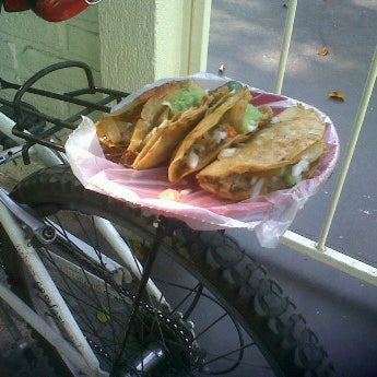 Das Foto wurde bei Tacos Chapultepec von Romano am 5/11/2012 aufgenommen