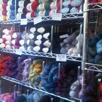 Foto tirada no(a) The Yarn Company por Ladymay em 8/4/2012