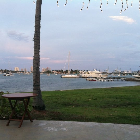 Photo prise au Miami Yacht Club par Mia S. le4/21/2012