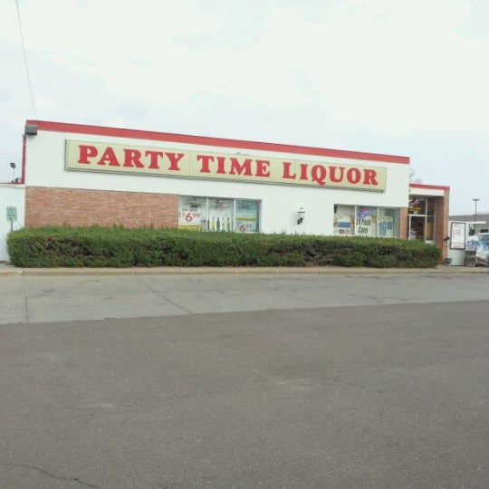 รูปภาพถ่ายที่ Party Time Liquor โดย Adam J. เมื่อ 3/19/2012