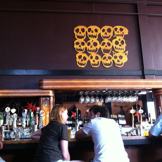 รูปภาพถ่ายที่ Kezar Bar &amp; Restaurant โดย Kathryn B. เมื่อ 6/17/2012