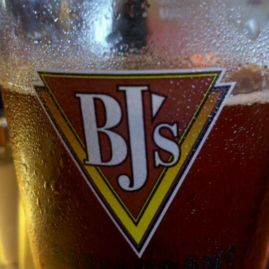 Photo taken at BJ&#39;s Restaurant &amp; Brewhouse by Frank M. on 3/31/2012