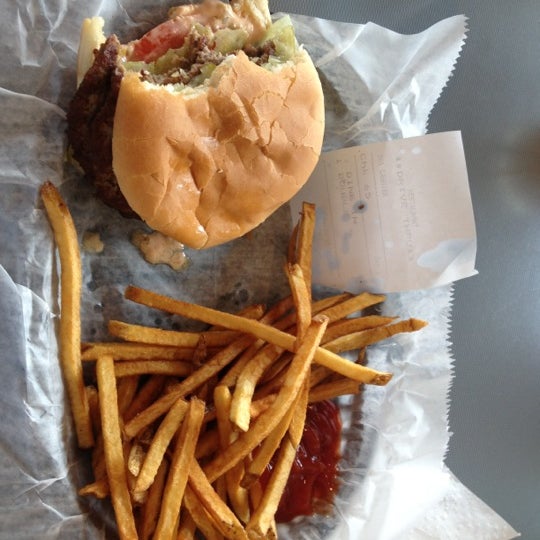 5/20/2012にSteven C.が96th Street Steakburgersで撮った写真