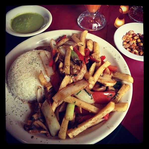 Photo prise au Emelina&#39;s Peruvian Restaurant par Stephen F. le4/24/2012