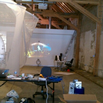 Foto diambil di ZERO1 Garage HQ oleh Teri N. pada 9/11/2012