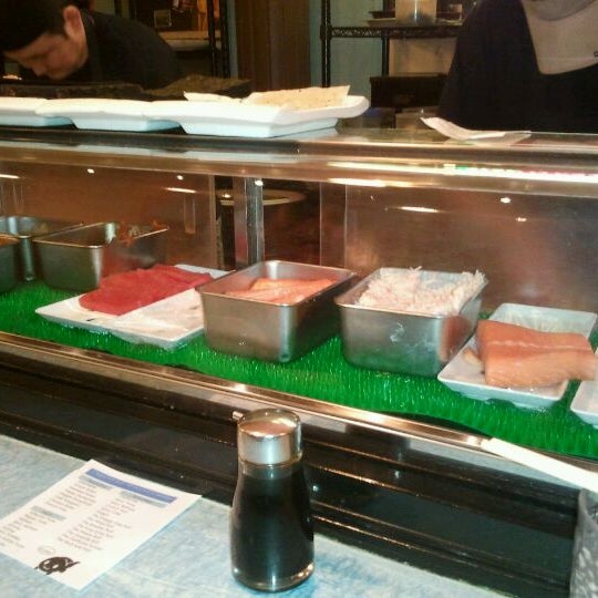 รูปภาพถ่ายที่ Happy Fish Sushi โดย Savanah C. เมื่อ 2/20/2012