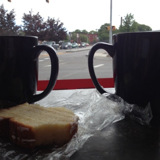 Foto diambil di Boulder Coffee Co Cafe and Lounge oleh Allison C. pada 5/31/2012