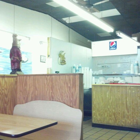 2/23/2012 tarihinde James S.ziyaretçi tarafından Little Pigs Bar-B-Q'de çekilen fotoğraf
