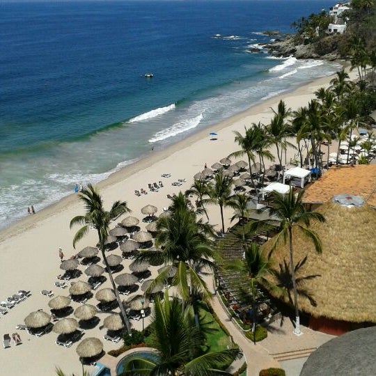Photo taken at Dreams Resort &amp; Spa by BestDay.Com.Mx on 3/26/2012