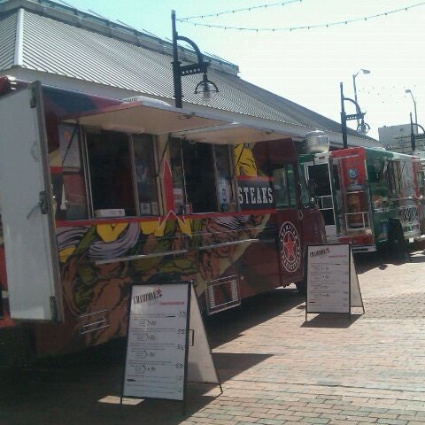 รูปภาพถ่ายที่ Food Truck Wednesday at Underground Atlanta โดย Michelle L. เมื่อ 4/25/2012