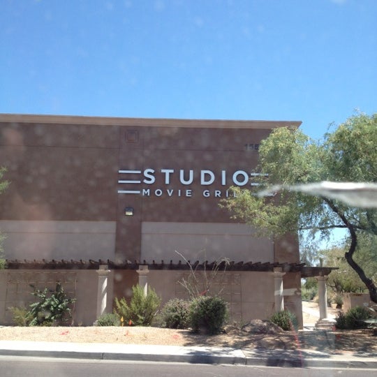Снимок сделан в Studio Movie Grill Scottsdale пользователем Sarah C. 5/12/2012