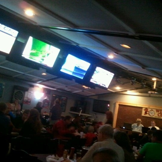 6/8/2012 tarihinde Chrissanne L.ziyaretçi tarafından Winners Circle Sports Bar &amp; Grill'de çekilen fotoğraf