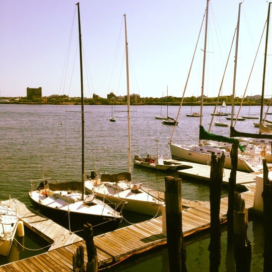 Foto tirada no(a) Boston Sailing Center por Trevor H. em 7/8/2012