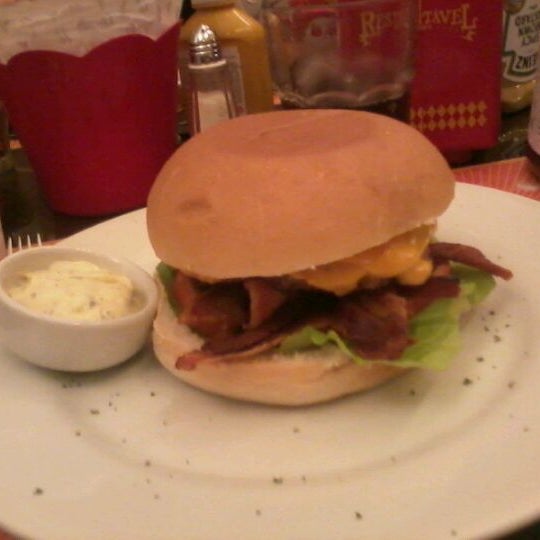 Foto tirada no(a) Respeitável Burger por Ricardo C. em 2/24/2012