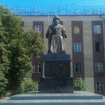 Памятник алексею михайловичу. Памятник царю Алексею новый Оскол. Памятник царю Алексею Михайловичу. Памятник царю Алексей Михайловичу новый Оскол. Новый Оскол памятник Алексею Михайловичу.