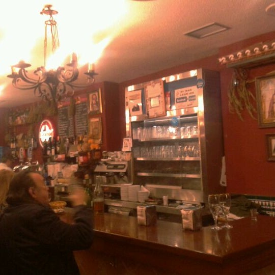 Foto diambil di Restaurante Bar León oleh Julio A. pada 2/12/2012