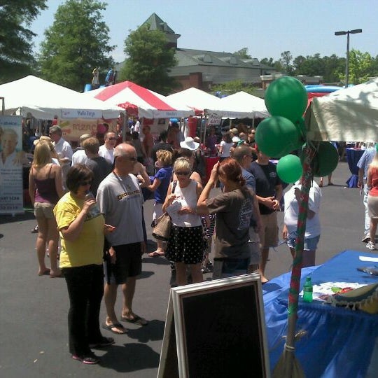 Photo prise au Suburban Tap par Chad M. le5/5/2012