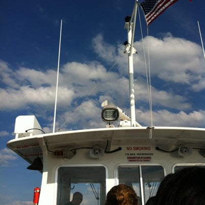Foto tomada en Fire Island Ferries - Main Terminal  por Dustin B. el 8/6/2012