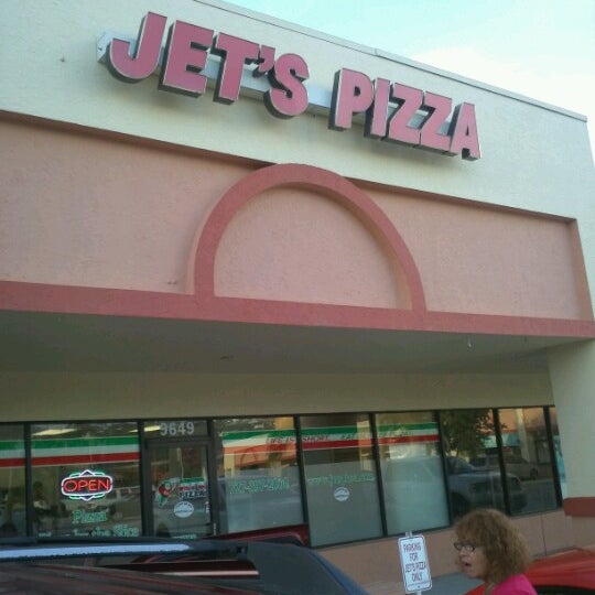 รูปภาพถ่ายที่ Jet&#39;s Pizza โดย jimmy เมื่อ 7/6/2012