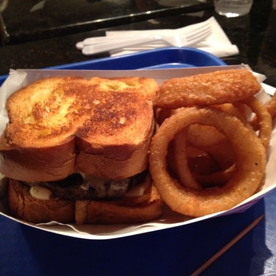 3/11/2012にJustin J.がCharm City Burger Companyで撮った写真