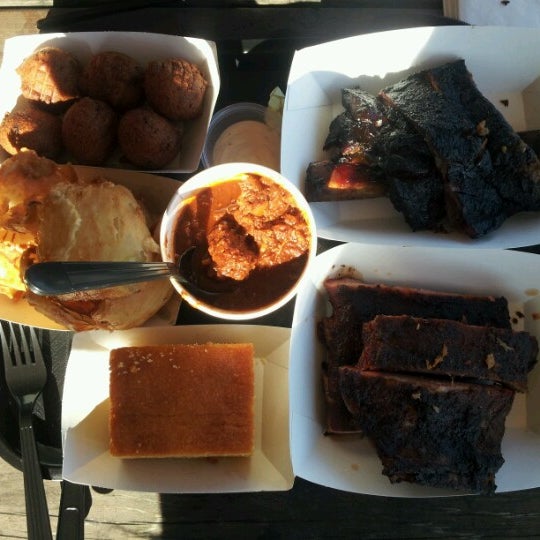 รูปภาพถ่ายที่ Townline BBQ โดย Sarah G. เมื่อ 6/10/2012