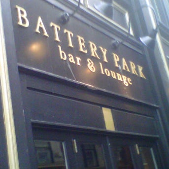 Foto tomada en Battery Park Bar &amp; Lounge  por Patrick P. el 7/15/2012