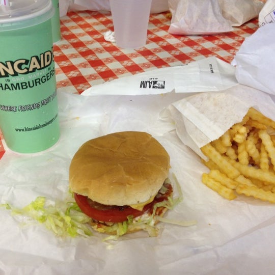 Снимок сделан в Kincaid&#39;s Hamburgers пользователем Christine A. 3/10/2012