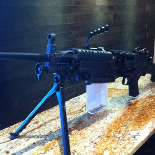 6/12/2012 tarihinde Aardvark D.ziyaretçi tarafından Machine Guns Vegas'de çekilen fotoğraf