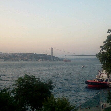Photo taken at Vira Balık Restaurant by ozan g. on 7/13/2012