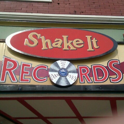 Foto tirada no(a) Shake It Records por El Random H. em 7/24/2012