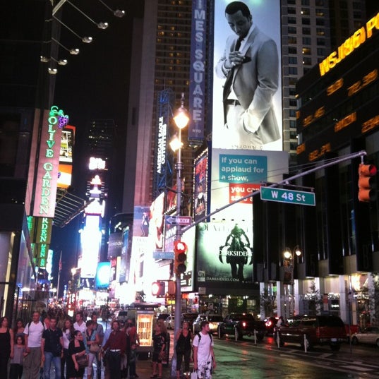 Foto diambil di Broadway @ Times Square Hotel oleh Russ H. pada 8/6/2012