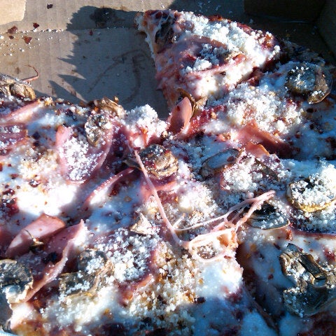 Das Foto wurde bei Blackjack Pizza &amp; Salads von Christopher T. am 9/13/2012 aufgenommen