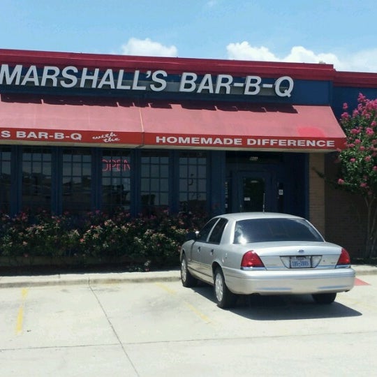 Foto diambil di Marshall&#39;s Bar-B-Q oleh Charles G. pada 6/21/2012
