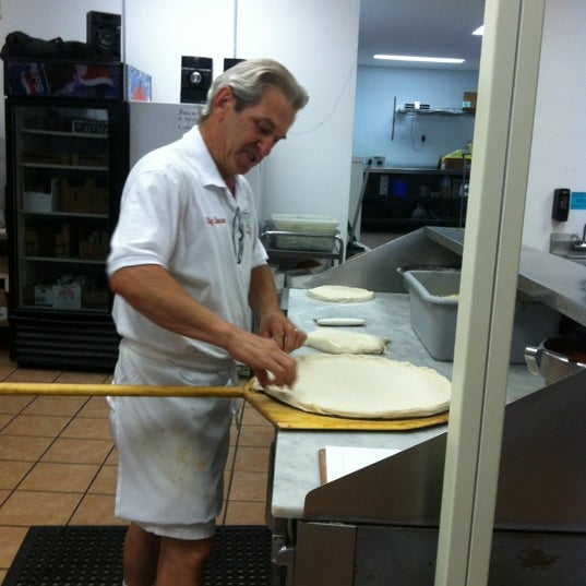 Foto diambil di Veltre&#39;s Pizza of White Oak oleh Vanessa V. pada 7/7/2012