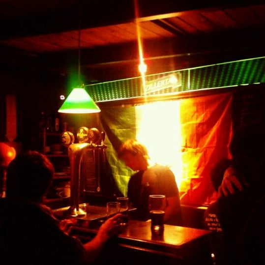 Снимок сделан в The Shannon Irish Pub пользователем Gaby M. 4/20/2012