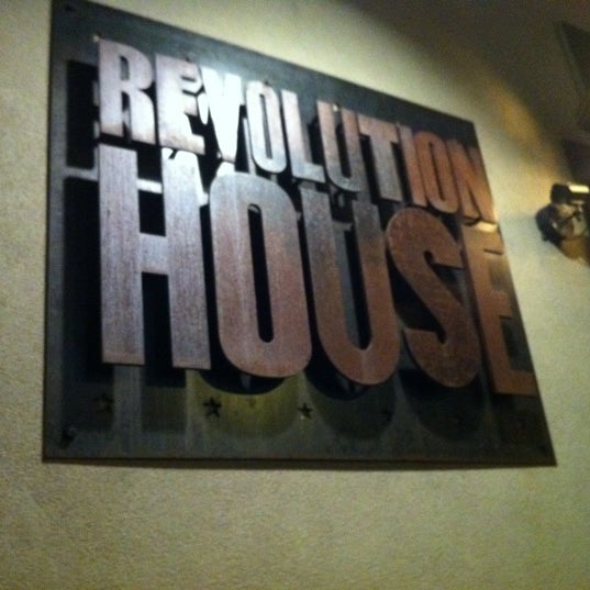 รูปภาพถ่ายที่ Revolution House โดย KevieKev เมื่อ 2/6/2012