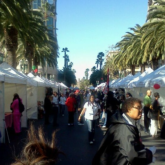 Foto tirada no(a) Downtown Anaheim Certified Farmers&#39; Market &amp; Craft Fair por Jesse H. em 2/4/2012