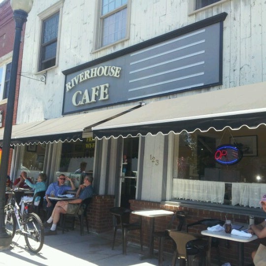 รูปภาพถ่ายที่ The Riverhouse Cafe โดย Paul T. เมื่อ 6/15/2012